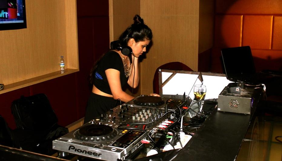 female disco jockey agra